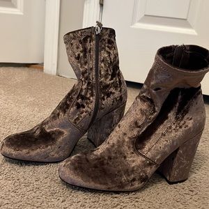 BRAND NEW Steve Madden Velvet booties
